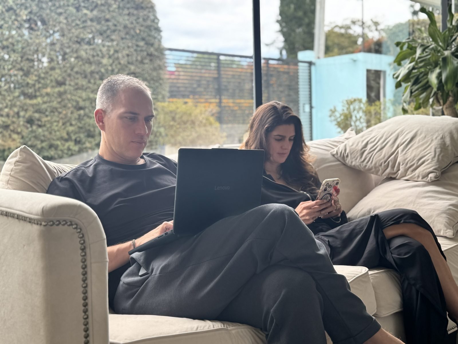 Marcela Gómez and Víctor Silva working together at Ancestrina.