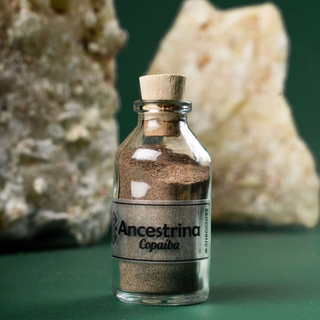 ancestrina, Inicio Polvo natural de Copaiba Ancestrina en frasco de vidrio con tapa de madera — extracto orgánico premium utilizado para el cuidado de la piel, el bienestar y la aromaterapia