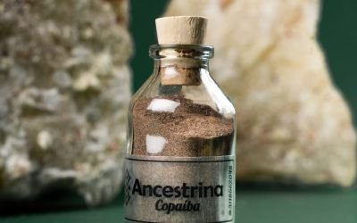 plantas de poder, Plantas de Poder: Ventanas Ancestrales al Autoconocimiento y Sanación Polvo natural de Copaiba Ancestrina en frasco de vidrio con tapa de madera — extracto orgánico premium utilizado para el cuidado de la piel, el bienestar y la aromaterapia