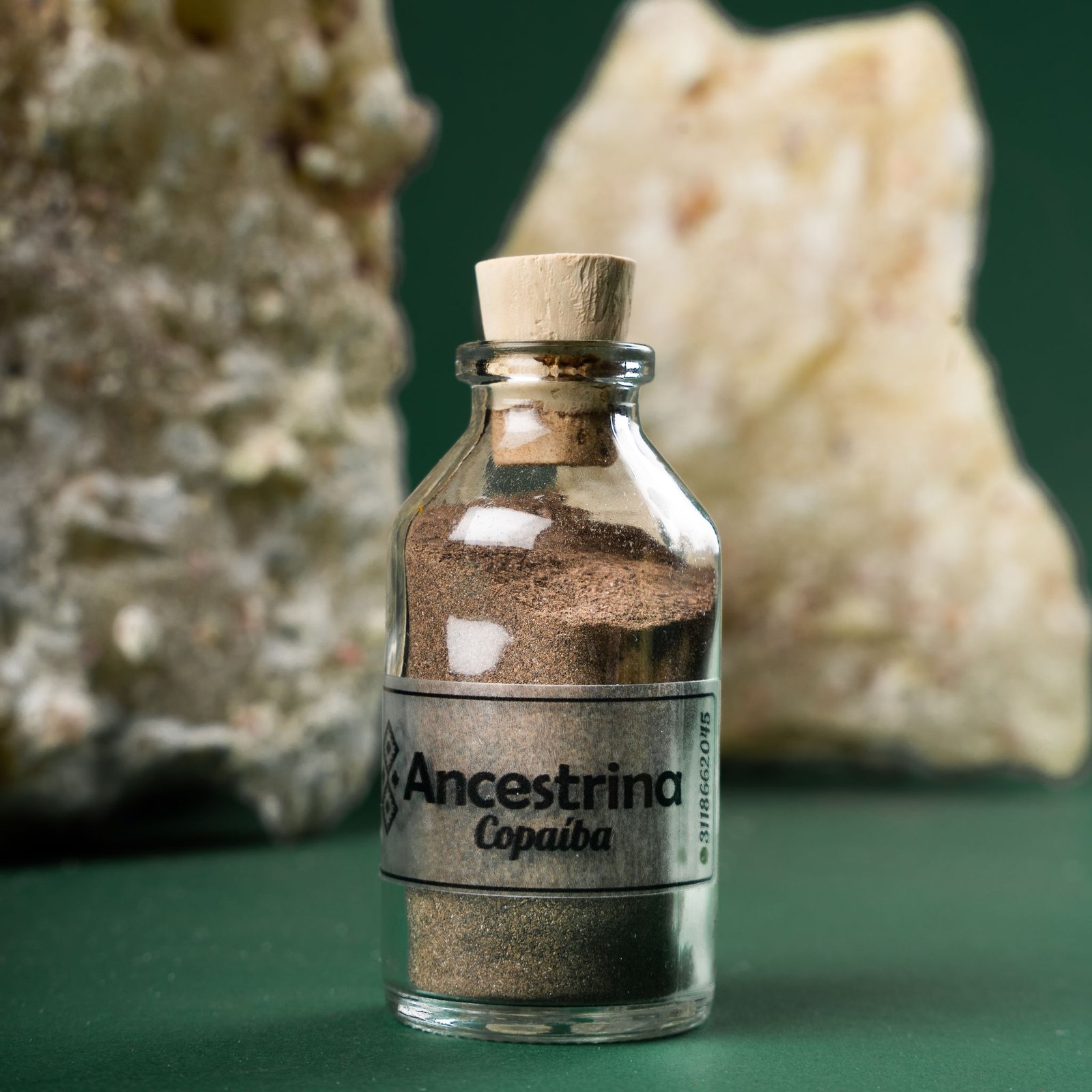 Polvo natural de Copaiba Ancestrina en frasco de vidrio con tapa de madera — extracto orgánico premium utilizado para el cuidado de la piel, el bienestar y la aromaterapia